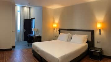 Minibar, safe på rommet, skrivebord og skrivebord for bærbar PC