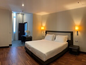 Minibar, in-room safe, desk, laptop workspace - Hotel Leonardo Da Vinci (Florence)