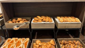 Tägliches Frühstücksbuffet (12 EUR pro Person)