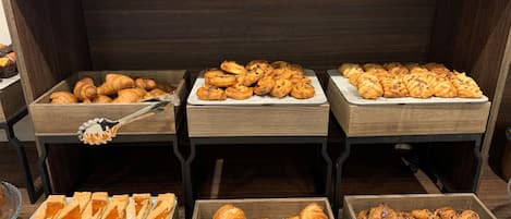 Desayuno buffet (EUR 12 por persona)