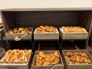 Desayuno buffet (EUR 12 por persona) 