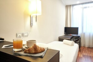Minibar, caixa forta a l'habitació i escriptori 