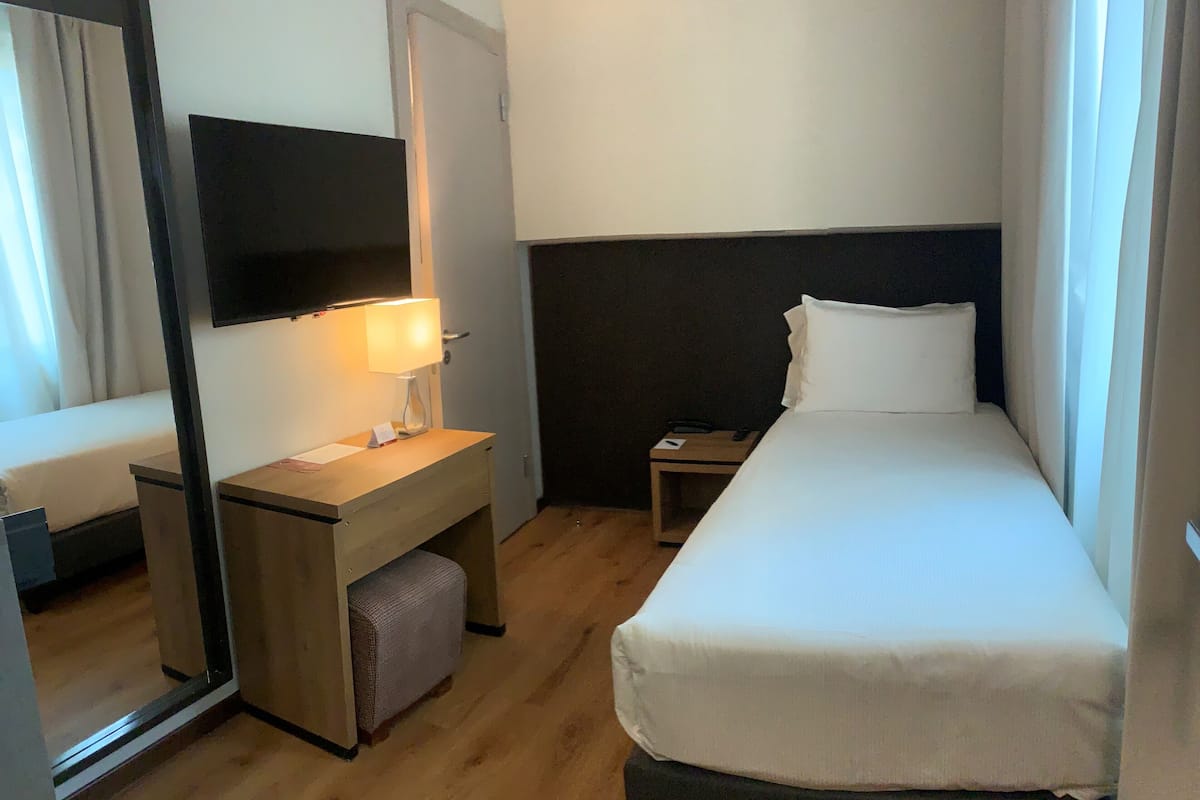 Habitación individual estándar | Minibar, caja de seguridad en la habitación y escritorio