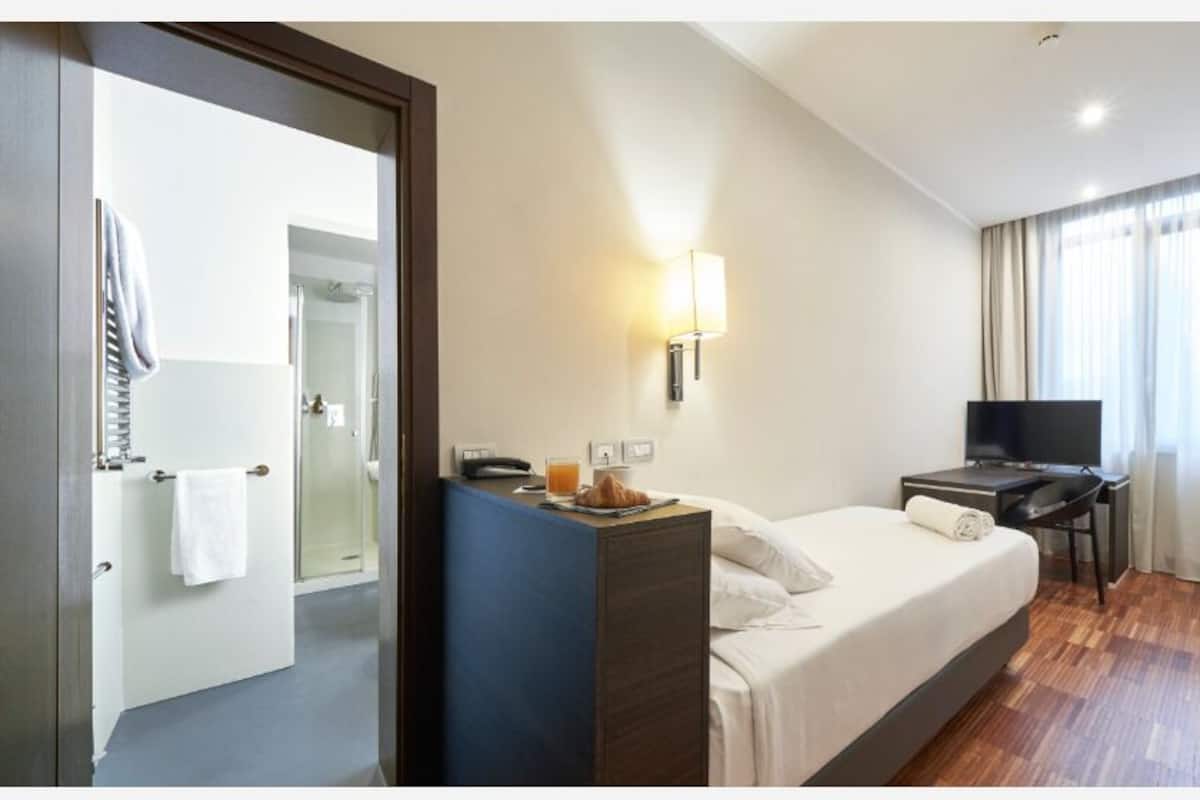 Minibar, in-room safe, desk, laptop workspace