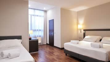 Deluxe kamer, 1 twee- of 2 eenpersoonsbedden | Een minibar, een kluis op de kamer, een bureau, een laptopwerkplek