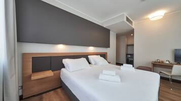 Habitación superior con 1 cama matrimonial o 2 individuales | Minibar, caja de seguridad en la habitación y escritorio