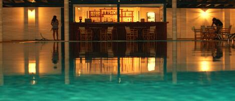 Bar tepi kolam renang