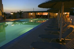 Outdoor pool, pool umbrellas, pool loungers - Hotel Blue Bay Villas (Santorini)