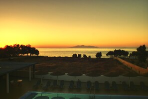 On the beach - Hotel Blue Bay Villas (Santorini)