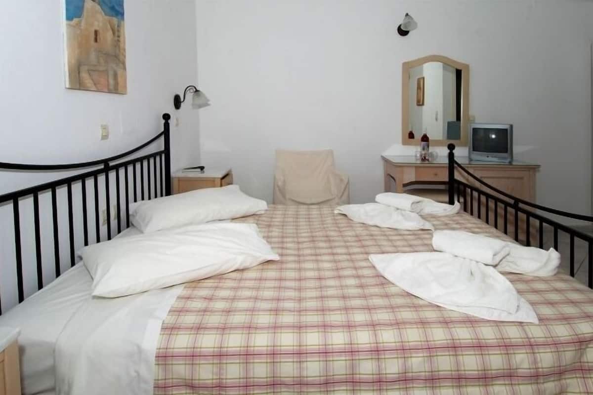 standard room | premium bedding, pillow-top beds, in-room safe, free wifi