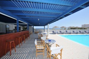 Poolside bar - Hotel Blue Bay Villas (Santorini)
