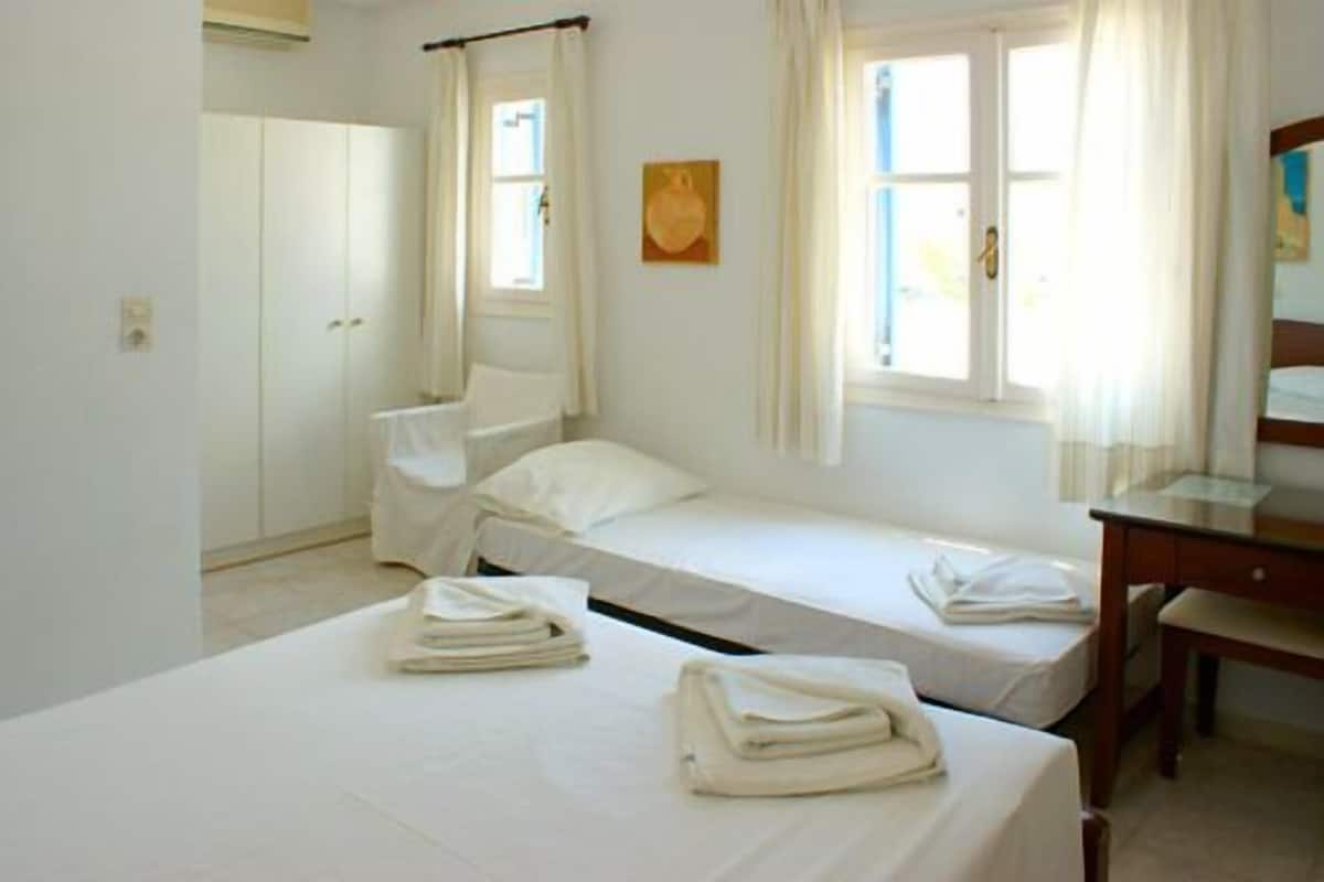 standard room | premium bedding, pillow-top beds, in-room safe, free wifi