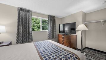 Suite, 1 Queen Bed, Kitchen | Desk, blackout drapes, free WiFi, bed sheets