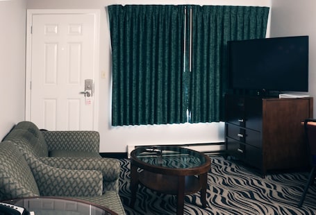 Suite, 1 Queen Bed, Kitchen | Desk, blackout drapes, free WiFi, bed sheets. Astoria Rivershore Motel