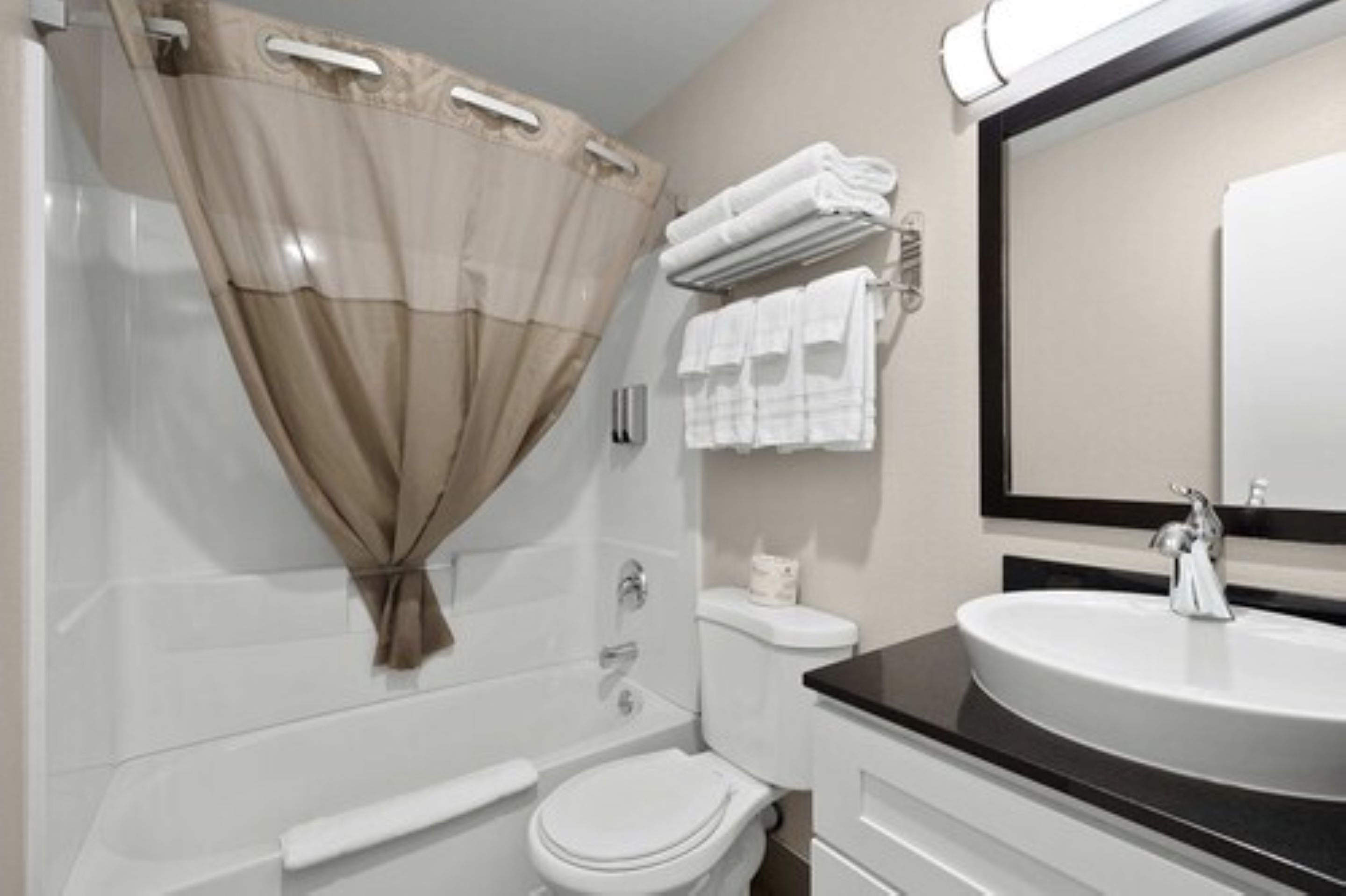 Un baño con bañera, inodoro y lavamanos.