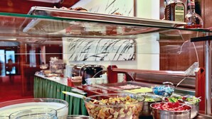 A buffet with various food items and beverages. - Top Hotel Agricola (Marianske Lazne)
