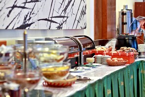 Café da manhã com buffet grátis todos os dias
