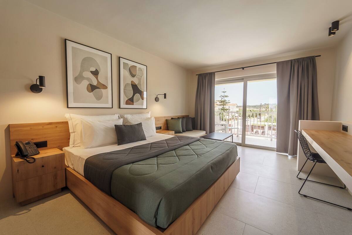 Deluxe Room with Pool View | Bantalan ekstra lembut, brankas, kedap suara, dan Wi-Fi gratis
