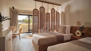 Habitación de hotel moderna con una cama grande, un escritorio y vistas al exterior.