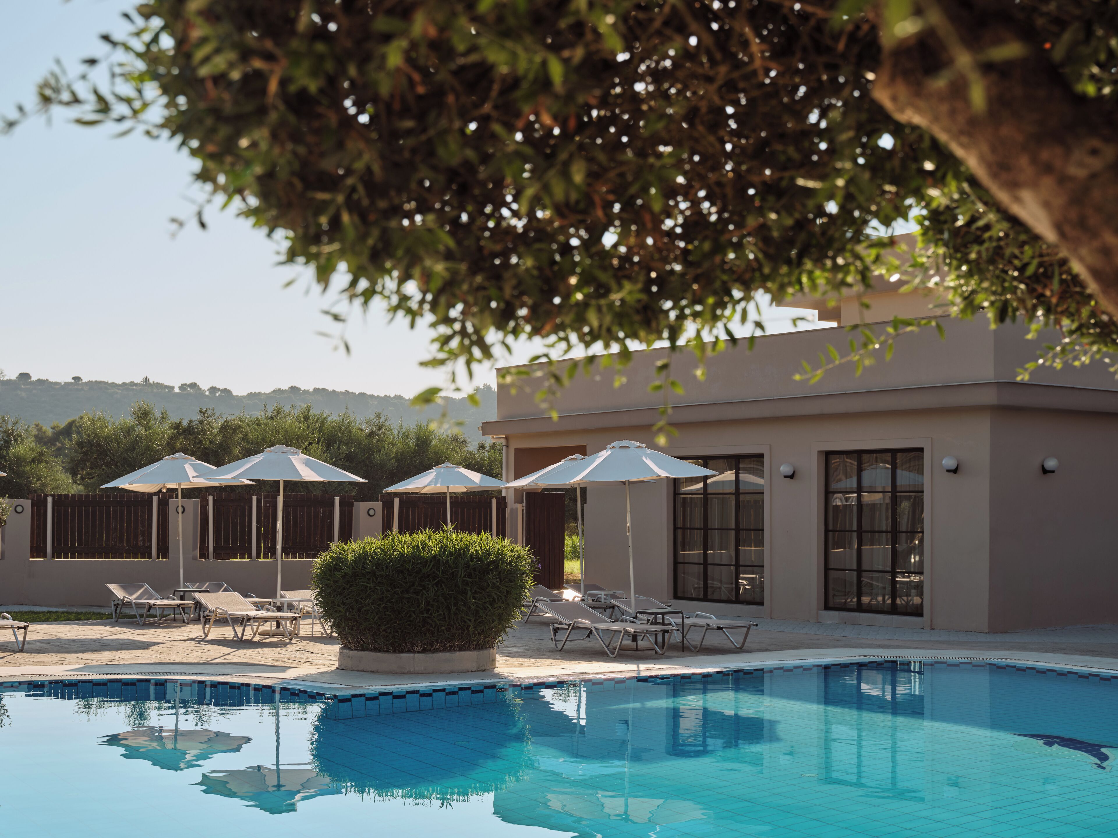 Piscine extérieure (ouverte en saison), parasols de plage