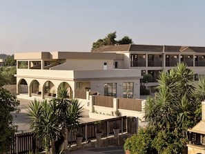 A modern building with a flat roof, multiple balconies, and a courtyard with potted plants. - Filoxenia Hotel Zakynthos (Zakynthos)