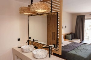 Deluxe Room with Pool View | Μπάνιο | Επώνυμα προϊόντα προσωπικής περιποίησης, πιστολάκι μαλλιών, πετσέτες