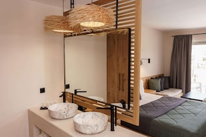 Deluxe Room with Pool View | Bathroom