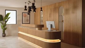 Una recepción de diseño moderno con detalles de madera e iluminación integrada.