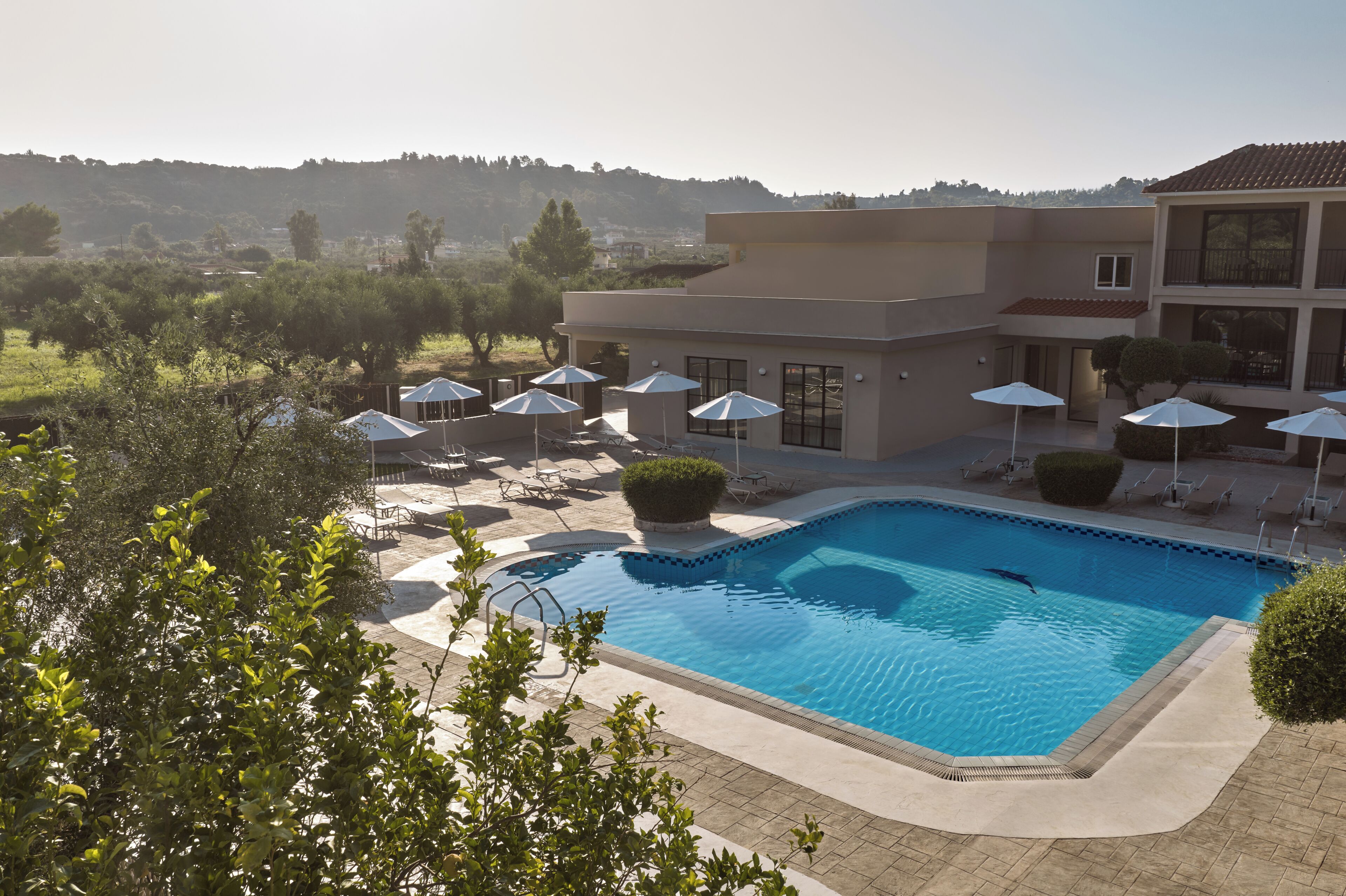 Piscina externa sazonal, funciona das 10h às 18h, guarda-sóis