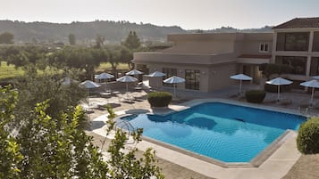 Piscine extérieure (ouverte en saison), parasols de plage