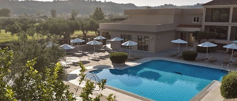 Piscina externa sazonal, funciona das 10h às 18h, guarda-sóis