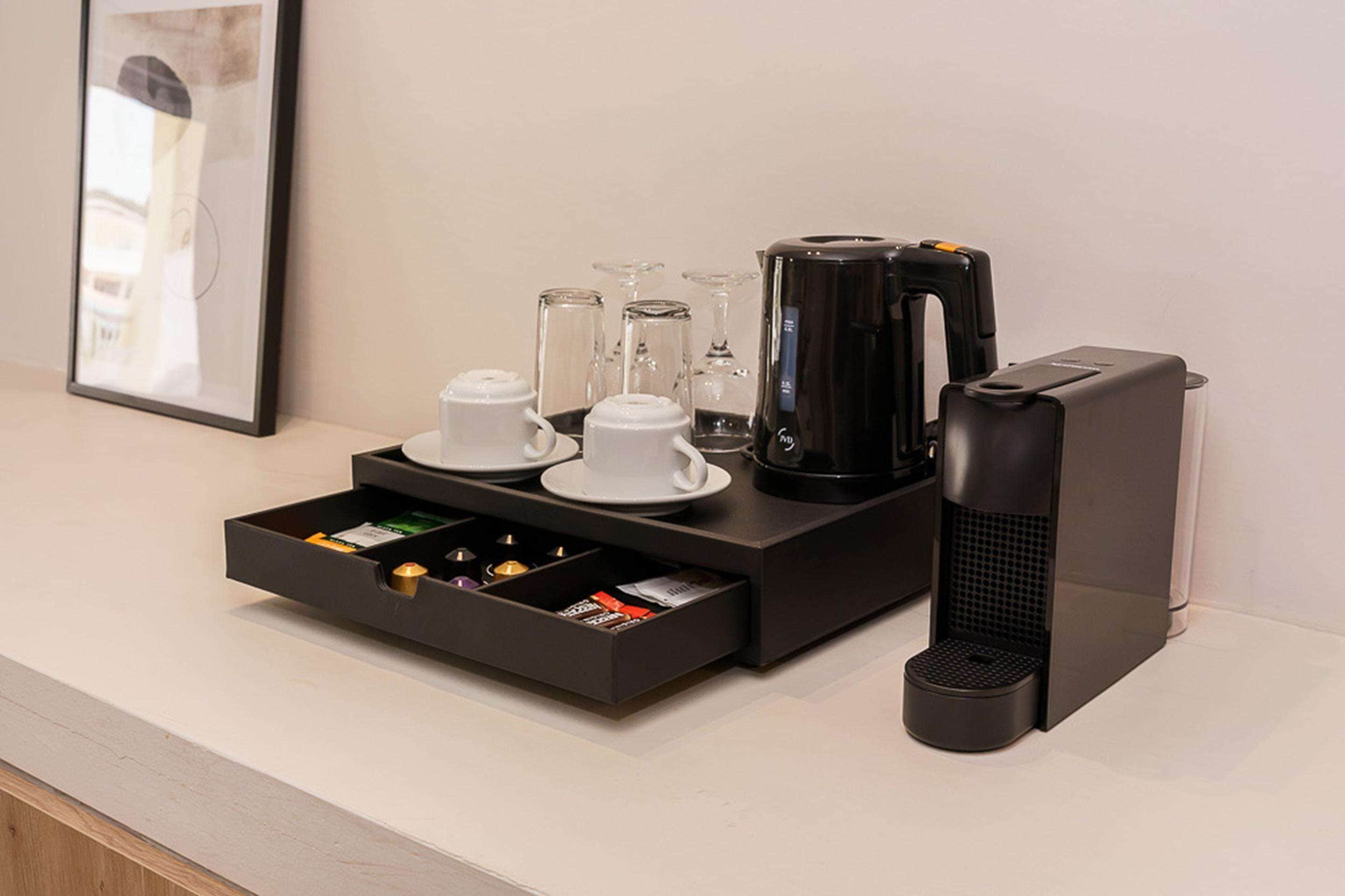 deluxe room | 1 bedroom, pillow-top beds, in-room safe, soundproofing