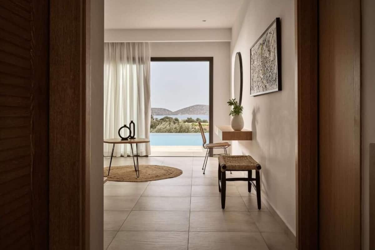 Suite familiar, habitaciones conectadas (Private pool) | Caja de seguridad en la habitación y escritorio