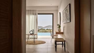 Suite familiar, habitaciones conectadas (Private pool) | Caja de seguridad en la habitación y escritorio