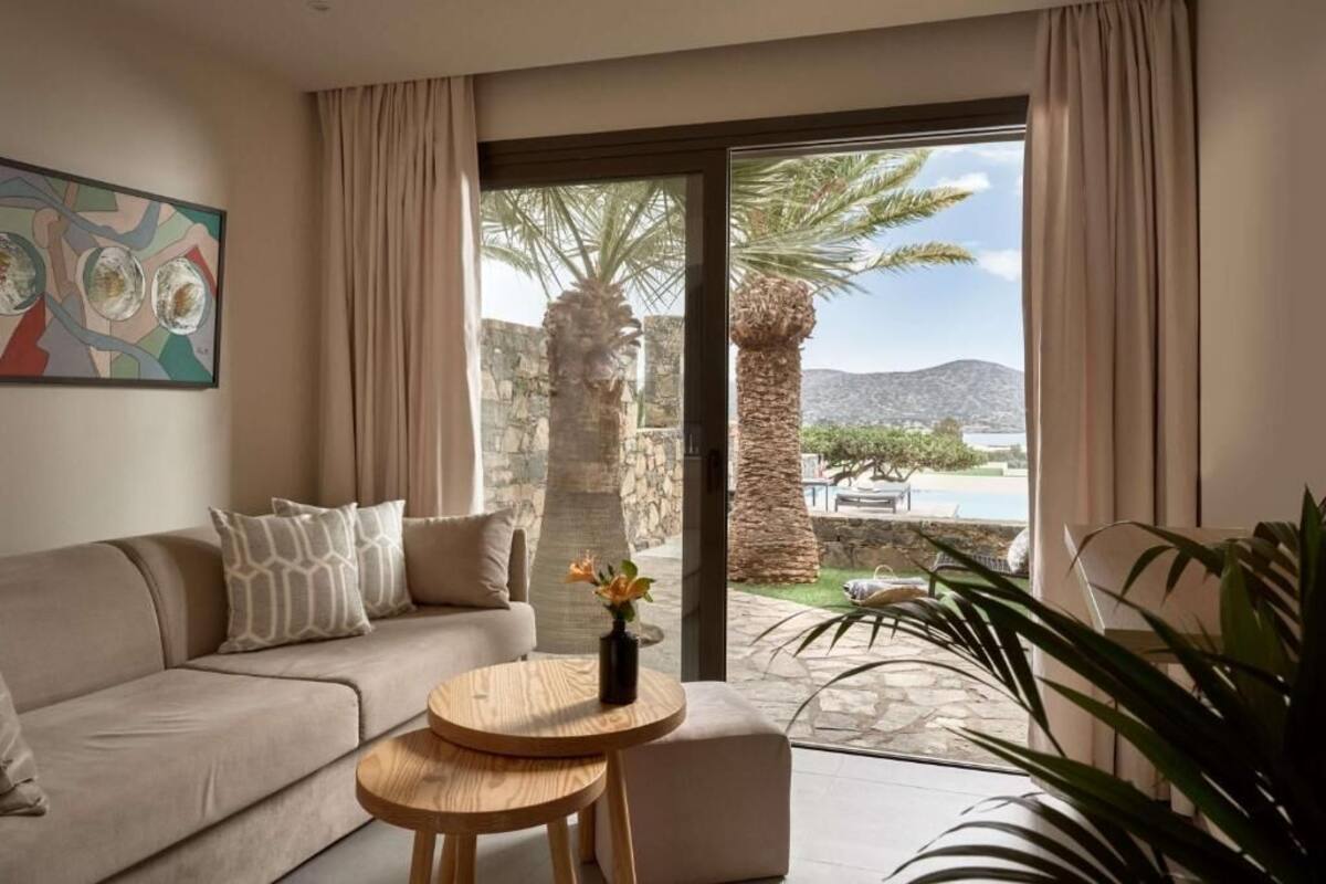 Junior Infinity Suite, Sea View, Private Pool | Safe på rommet, skrivebord, skrivebord for bærbar PC og lydisolert