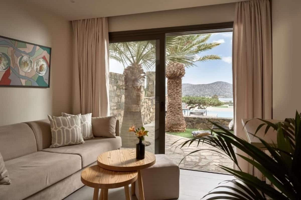 Junior Infinity Suite, Sea View, Private Pool | Caja de seguridad en la habitación y escritorio