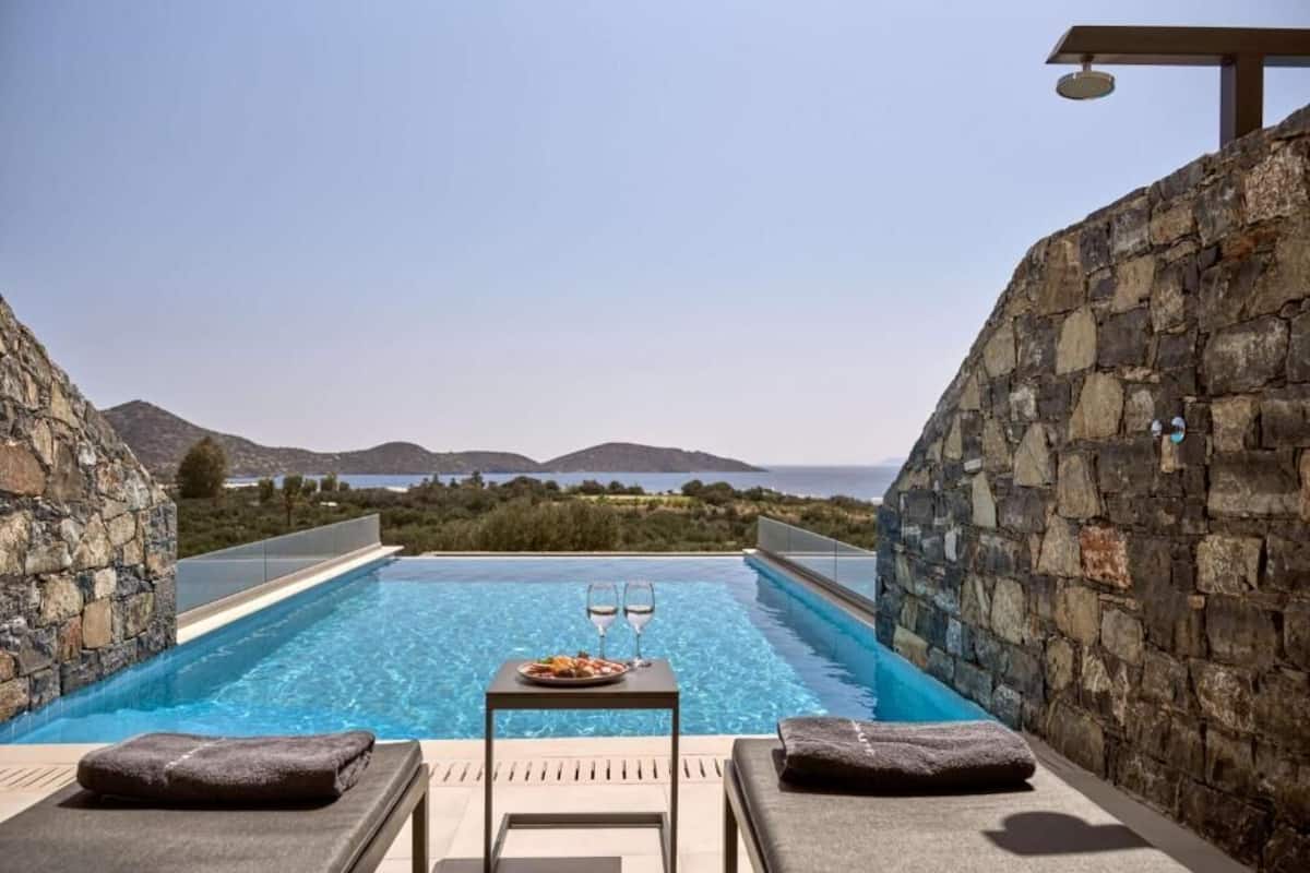 Suite Deluxe, alberca privada, vista al mar (Infinity) | Caja de seguridad en la habitación y escritorio