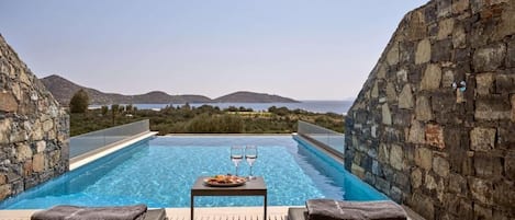 Suite Deluxe, alberca privada, vista al mar (Infinity) | Caja de seguridad en la habitación y escritorio