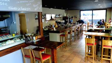 Serveert ontbijt, diner en brunch