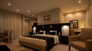 A modern hotel room with a large bed, two bedside tables, a desk, and a chair. - Pão de Açúcar – Vintage Bumper Car Hotel (Porto)
