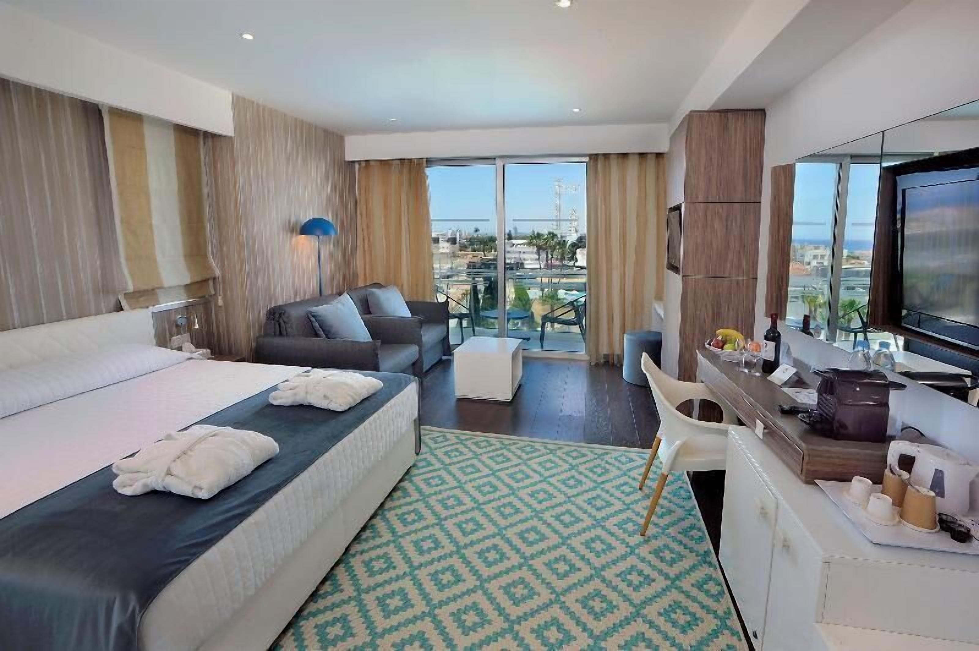 客房内保险箱、办公桌、遮光窗帘、隔音