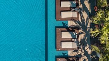 Piscina coperta, piscina all'aperto, ombrelloni da piscina, lettini