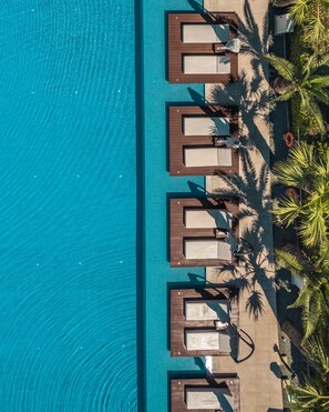 Piscina interna, piscina externa, funciona das 9h às 19h, guarda-sóis