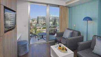 Suite junior, vistas parciales al mar | Caja fuerte, escritorio, cortinas opacas y sistema de insonorización
