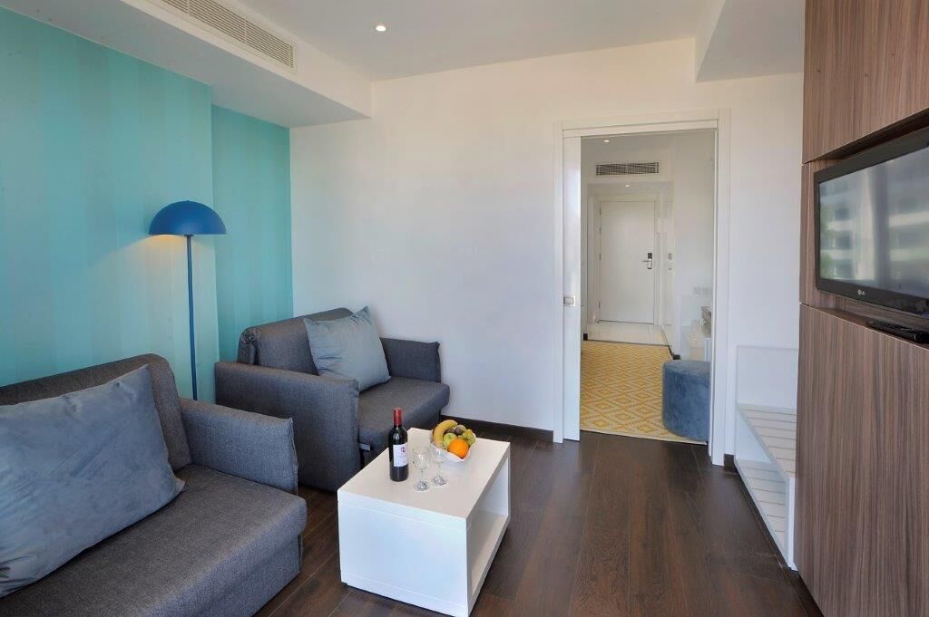 junior suite, partial sea view | living area | lcd tv