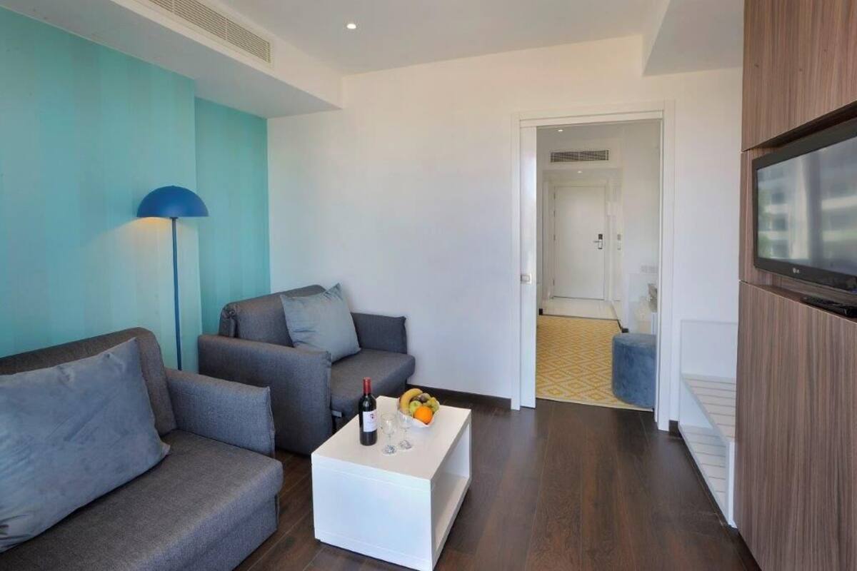 junior suite, partial sea view | living area | lcd tv