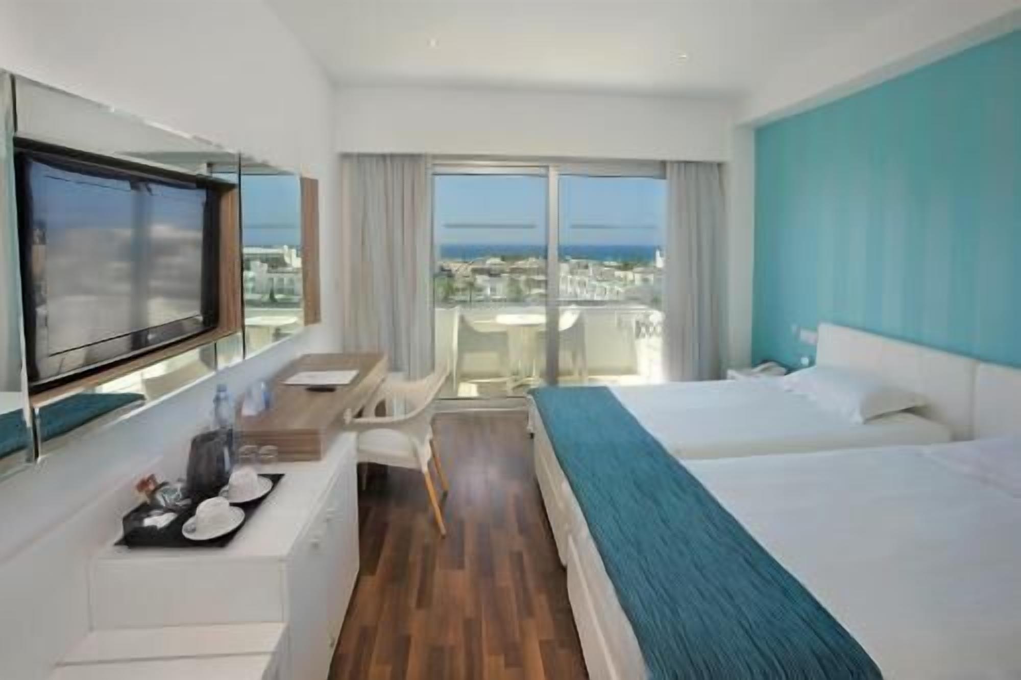 客房内保险箱、办公桌、遮光窗帘、隔音