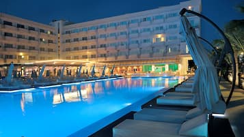 Piscine couverte, piscine extérieure, parasols de plage, chaises longues