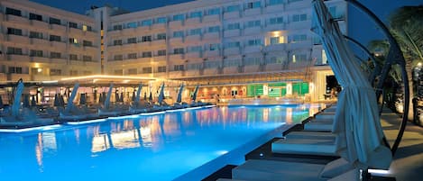 Piscine couverte, piscine extérieure, parasols de plage, chaises longues