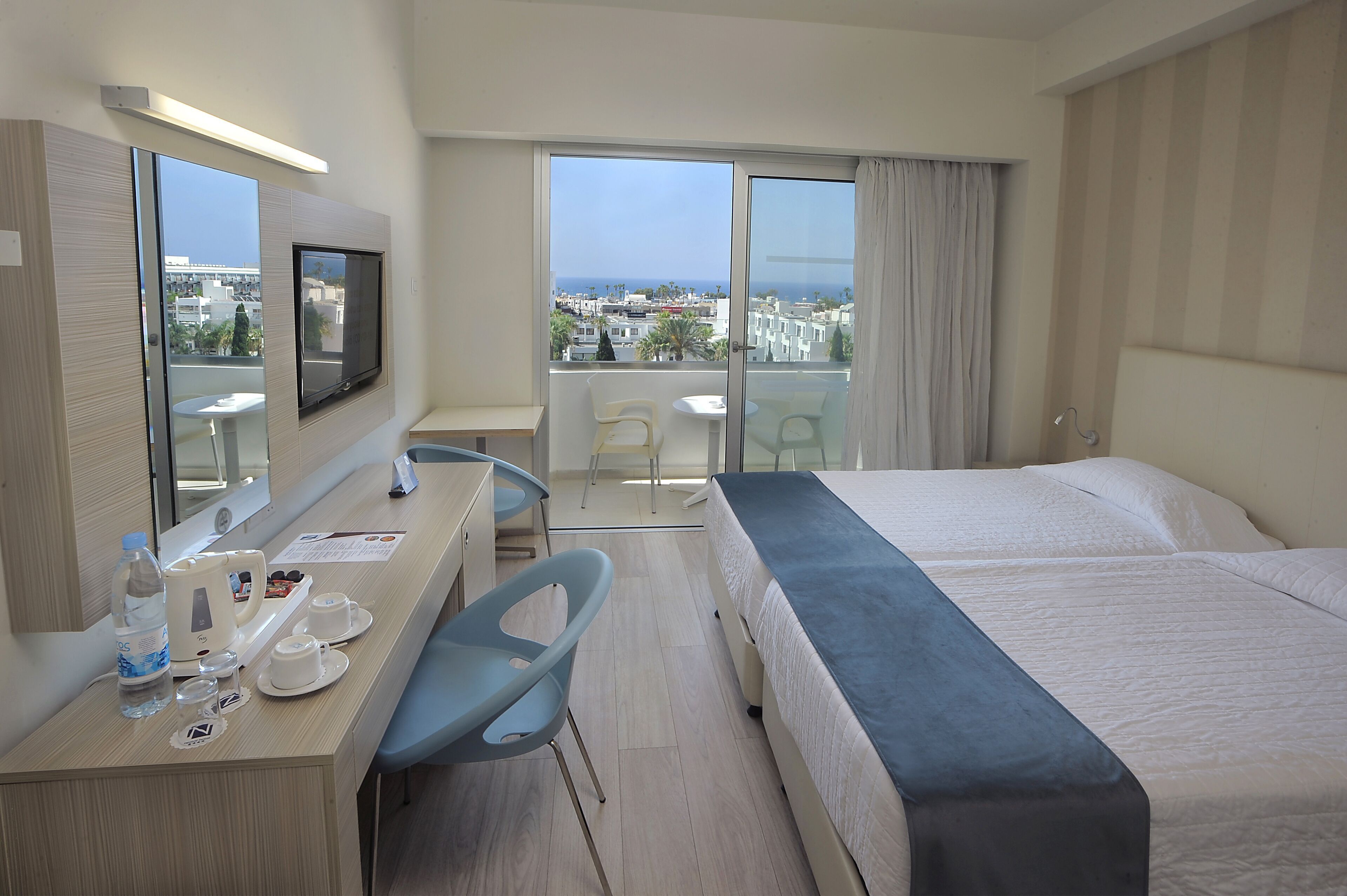 客房内保险箱、办公桌、遮光窗帘、隔音